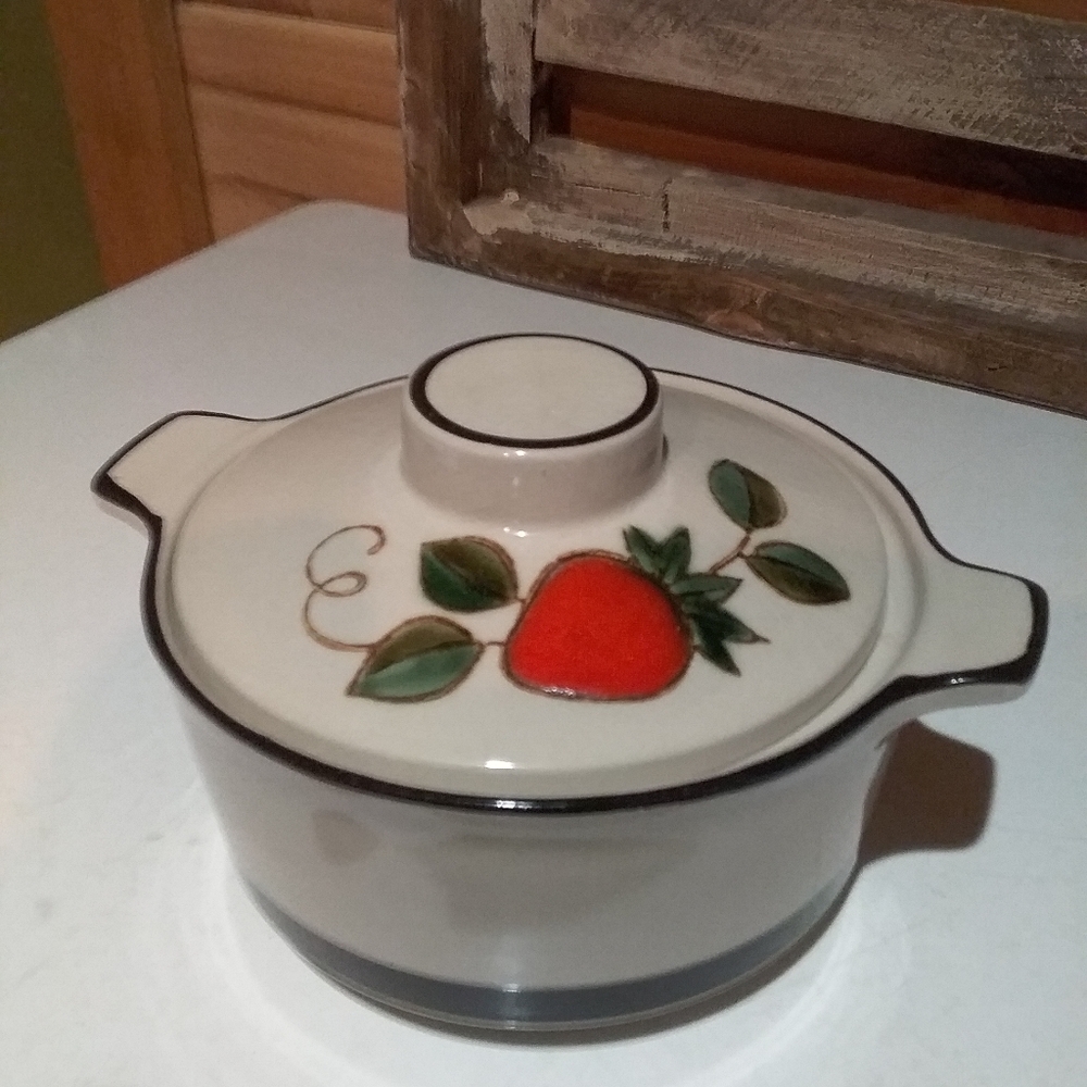 Vintage Strawberries Freezer to Oven Stoneware Lidded Dish